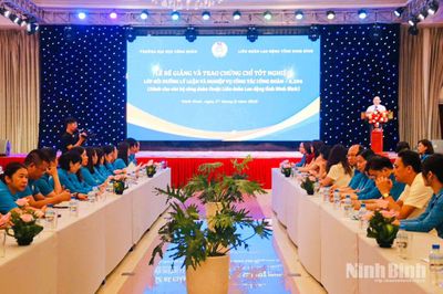 Bế giảng Lớp bồi dưỡng lý luận và nghiệp vụ công tác công đoàn