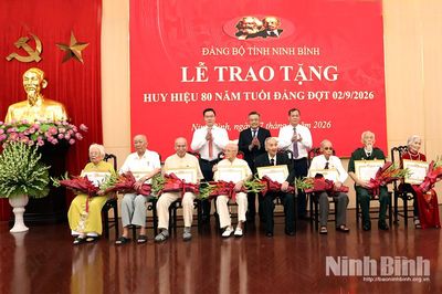 Đồng chí Chủ nhiệm Ủy ban Kiểm tra Trung ương Trần Sỹ Thanh trao tặng Huy hiệu 80 năm tuổi Đảng cho đảng viên lão thành tỉnh Ninh Bình