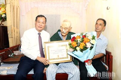Đồng chí Phó Bí thư Tỉnh ủy, Chủ tịch HĐND tỉnh Lê Quốc Chỉnh trao tặng Huy hiệu 80 năm tuổi Đảng cho đảng viên xã Minh Thái
