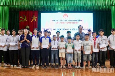 Trao 125 suất học bổng cho học sinh mồ côi, học sinh nghèo, có hoàn cảnh khó khăn trên địa bàn tỉnh