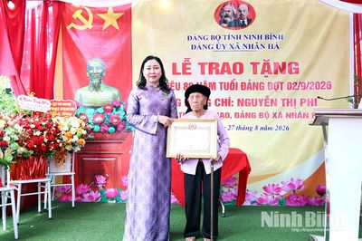 Đồng chí Phó Bí thư Tỉnh ủy, Chủ tịch Ủy ban MTTQ Việt Nam tỉnh Đinh Thị Lụa trao tặng Huy hiệu 80 năm tuổi Đảng tại các xã Nhân Hà, Bắc Lý, Nam Lý