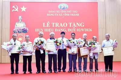 Xã Vĩnh Thành trao tặng và truy tặng Huy hiệu Đảng cho 112 đảng viên