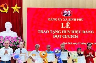 93 đảng viên xã Bình Phú được trao tặng Huy hiệu Đảng