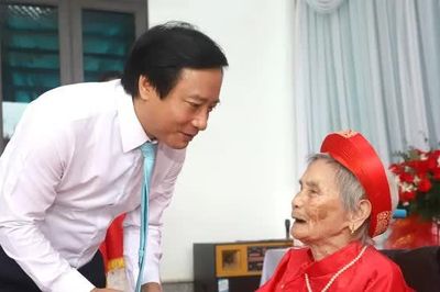 Phó Bí thư Tỉnh ủy Nguyễn Mạnh Sơn trao Huy hiệu 80 năm tuổi Đảng tại xã Phú Mỹ và Hoàng Cương