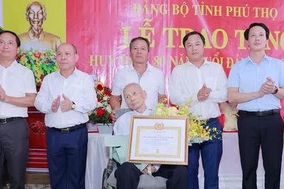 Phó Bí thư Tỉnh ủy, Chủ tịch HĐND tỉnh Bùi Đức Hinh trao tặng Huy hiệu 80 năm tuổi Đảng