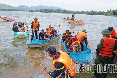 Tổ chức luyện tập, quay phim vận hành cơ chế phương án xử lý tình huống cứu người dân mắc kẹt trong mưa lũ