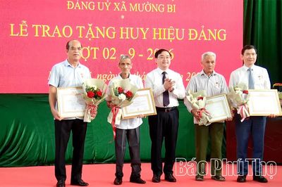 Xã Mường Bi: 51 đảng viên được trao tặng Huy hiệu Đảng