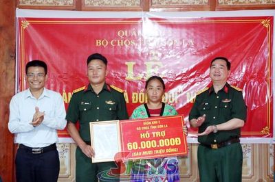 Bàn giao 'Nhà đồng đội' tại xã Mường Lầm