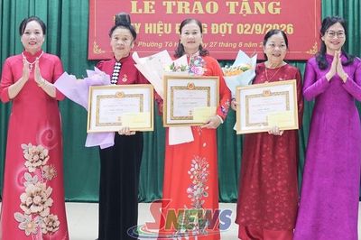 Trao tặng Huy hiệu Đảng cho 41 đảng viên thuộc Chi bộ tổ 13, Đảng bộ phường Tô Hiệu