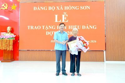 Trưởng ban Tổ chức Tỉnh ủy Trần Quang Minh trao Huy hiệu Đảng cho các đảng viên lão thành tại Đảng bộ xã Hồng Sơn