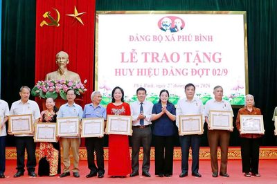 Các đơn vị, địa phương trao Huy hiệu Đảng đợt 2-9