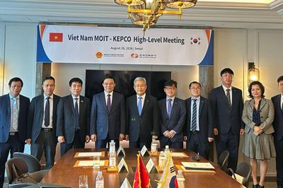 Bộ trưởng Lê Mạnh Hùng làm việc với lãnh đạo các doanh nghiệp năng lượng lớn của Hàn Quốc