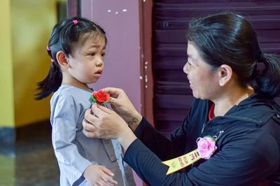Người dân TP.HCM đi chùa tụng kinh, cài hoa hồng nhắc nhở tinh thần hiếu đạo trong ngày lễ Vu lan
