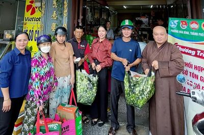 Chùa Bảo Tâm và Minh Giác (TP.HCM) trao quà Vu lan đến những gia đình có hoàn cảnh khó khăn
