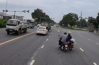 Nữ tài xế xe máy liều lĩnh cắt chéo 3 làn, tạt đầu, vượt đèn đỏ giữa phố