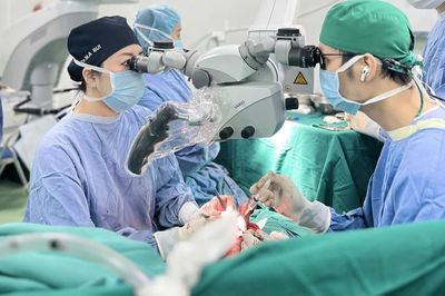Trả lại nụ cười cho nam thanh niên bị liệt mặt 7 năm sau phẫu thuật u não