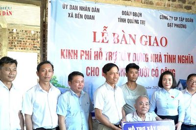 Đoàn ĐBQH tỉnh Quảng Trị trao 200 triệu đồng hỗ trợ xây nhà cho gia đình chính sách