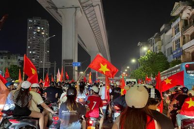 Hà Nội rực đỏ trong đêm, vạn người 'đi bão' mừng đội tuyển Việt Nam vô địch