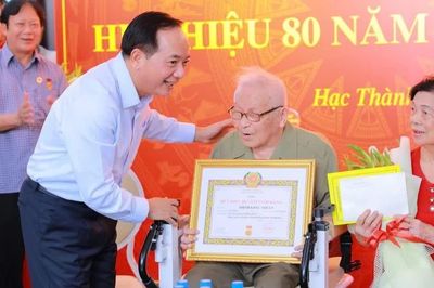 Trao tặng Huy hiệu 80 năm tuổi Đảng cho 3 đảng viên lão thành
