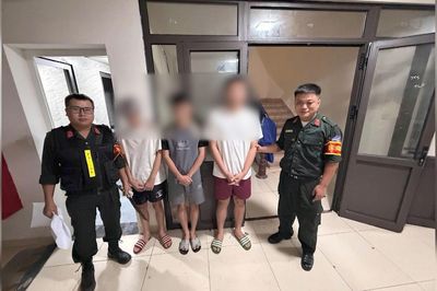 Xử lý ba nam thanh niên giấu dao trong cốp đi bão