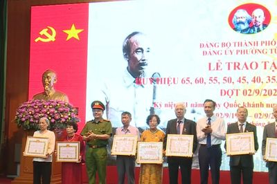 Phường Từ Liêm trao Huy hiệu Đảng tặng Đảng viên lão thành