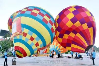Khinh khí cầu sẵn sàng cho ngày hội văn hoá