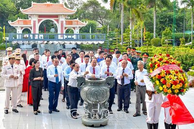 Lãnh đạo tỉnh Cà Mau dâng hương tưởng niệm Chủ tịch Hồ Chí Minh và các Anh hùng liệt sĩ