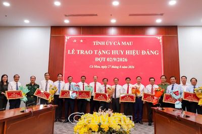 Vinh dự nhận Huy hiệu Đảng trong niềm tự hào ngày Quốc khánh