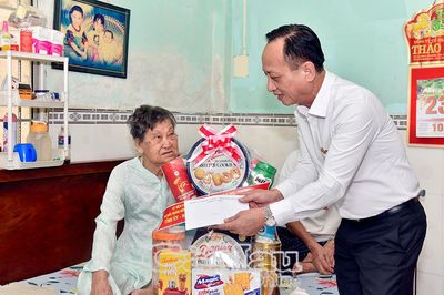 Chủ tịch HĐND tỉnh Phạm Văn Thiều thăm, tặng quà gia đình chính sách