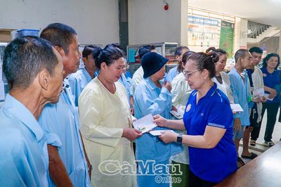 Hội Nhân Tâm trao quà cho bệnh nhân khó khăn