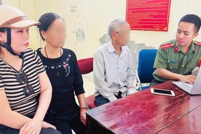 Người đàn ông mang 5 chỉ vàng đi bán, chủ tiệm lập tức đưa đến công an