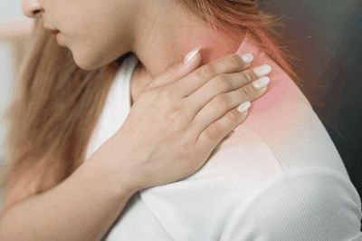 Những dấu hiệu cho thấy bạn cần đi khám cổ vai gáy ngay, đặc biệt là dân văn phòng