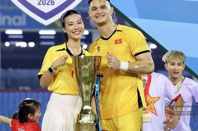 Chính thức công khai: Lê Giang Patrik hôn MC Hoàng Oanh mừng Việt Nam vô địch!