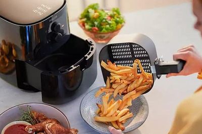 Mở nồi chiên không dầu khi đang nấu có sao không? 3 điều người dùng cần biết để món ăn chín đều
