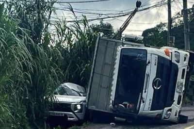 Xe tải lật đè ô tô 7 chỗ chạy cùng chiều khiến hai người thương vong