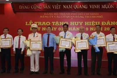 Thành ủy TPHCM trao Huy hiệu Đảng cho 150 đồng chí thuộc Đảng bộ các cơ quan Đảng Thành phố