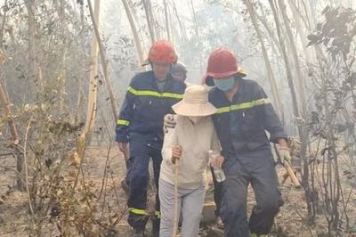 Cứu 2 người mắc kẹt gần đám cháy trên núi Vũng Chua