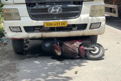 Hai ông cháu trên đường về nhà ăn cơm bị xe container tông thương vong