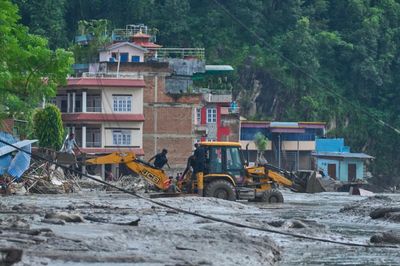 Vụ sạt lở mạnh như động đất, trút khối nước khổng lồ xuống biên giới Nepal