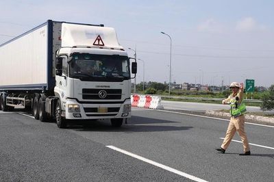 Hình ảnh ngày đầu CSGT xử phạt lỗi không giữ khoảng cách an toàn trên cao tốc