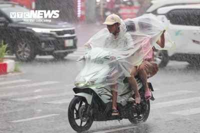 Hà Nội mưa lớn giờ tan tầm, đề phòng dông lốc, gió giật mạnh
