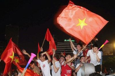 Biển người đổ ra đường mừng tuyển Việt Nam vô địch