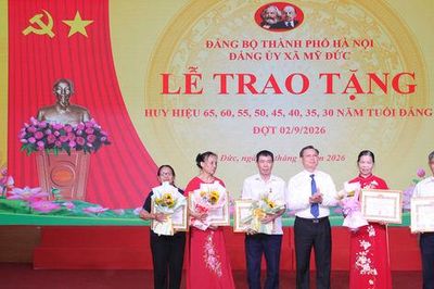 Đảng bộ xã Mỹ Đức trao Huy hiệu Đảng tặng các đảng viên lão thành