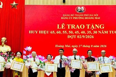 203 đảng viên phường Hoàng Mai đón nhận Huy hiệu Đảng đợt 2-9