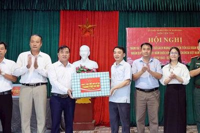Xuân Mai: Thăm, tặng quà cơ sở cách mạng làng Tiến Tiên