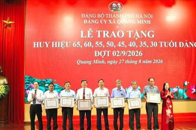 Xã Quang Minh trao Huy hiệu Đảng tặng 93 đảng viên