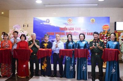 Khai mạc triển lãm ảnh 'Linh thiêng biển đảo Việt Nam'