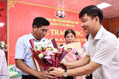 Xã Hòa Xá trao tặng Huy hiệu Đảng cho 100 đảng viên