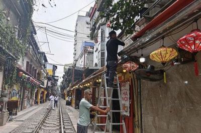 Phường Hoàn Kiếm xử lý vi phạm tại khu vực 'phố cà phê đường tàu'