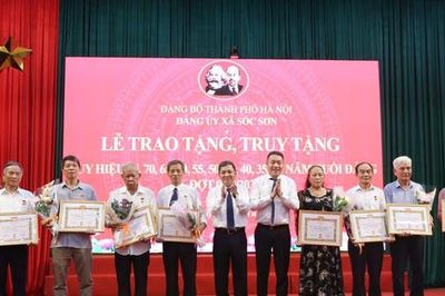 Xã Sóc Sơn trao tặng Huy hiệu Đảng đợt 2-9 cho các đảng viên